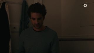 Meike Droste nackte - Das Leben ist kein Kindergarten - Umzugschaos (2021) Bath Scene