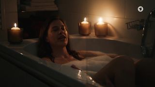 Meike Droste nackte - Das Leben ist kein Kindergarten - Umzugschaos (2021) Bath Scene