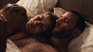 Sophie Pfennigstorf sexy - Ein Sommer in Istrien (2021) bedroom scene