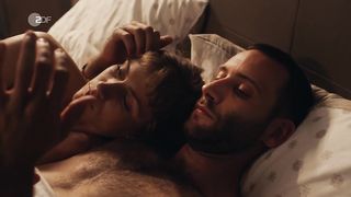 Sophie Pfennigstorf sexy - Ein Sommer in Istrien (2021) bedroom scene