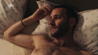 Sophie Pfennigstorf sexy - Ein Sommer in Istrien (2021) bedroom scene