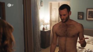 Sophie Pfennigstorf sexy - Ein Sommer in Istrien (2021) bedroom scene