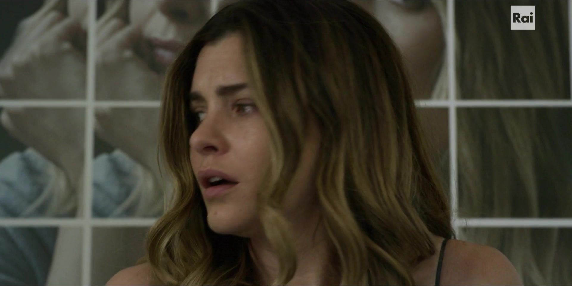 Vittoria Puccini sexy – La fuggitiva s01e01e06 (2021) show TV