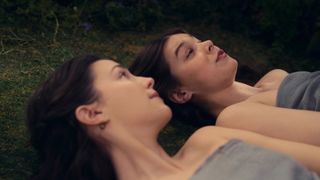 Hailee Steinfeld, Ella Hunlesbian sexy video - Dickinson s02e10 (2021) show film