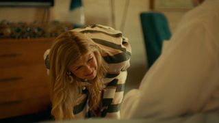 Alexandra Daddario, Sydney Sweeney, Brittany O’Grady topless – The White Lotus s01e01 (2021)