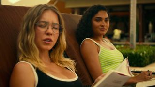 Alexandra Daddario, Sydney Sweeney, Brittany O’Grady topless – The White Lotus s01e01 (2021)