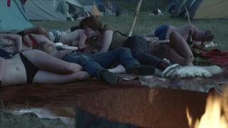 Les rivieres pourpres s03e06 (2021) Lizzie Brochere, Maylis Dumon topless