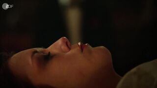 Isolda Dychauk, Jeanne Goursaud, Zsa Zsa Inci Bürkle, Muriel Wimmer - 7. Stunde (2015) Topless Celebs