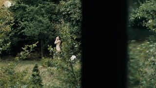 Katharina Nesytowa naked - Der Feind meines Feindes (2022) Peeping Scene