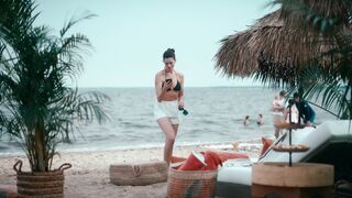 Anne Hathaway - WeCrashed s01e06e08 (2022) Hot Celebrity