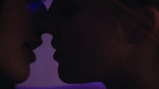 Ayumi Roux, Flavie Delangle - Skam s09e05 (2022) Lesbian Sex scene (TV SHOW)