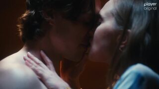 Justyna Wasilewska - Nieobecni s02e03 (2022) Hot Kiss Scene