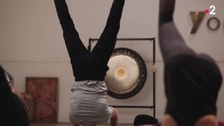 Maud Baecker, Isabelle Vitari, Nadia Roz - L'amour presque parfait s01e01-06 (2022) Naked TV Show Scene