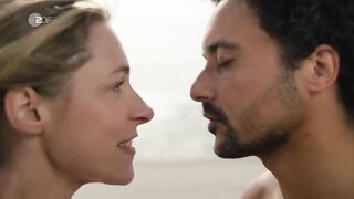 Friederike Linke, Helen Woigk, Valerie Stoll, Anne Weinknecht - Ein Tisch in der Provence s01e03 (2021) topless movie scene