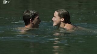 Bernadette Heerwagen - An die Grenze (2007) topless scenes