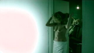 Valerie Maes - La vie d'artiste (2003) topless scenes