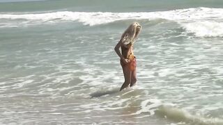 All All-Natural Blondie Mermaid Agnes Heads Lean Dipping On The Beach!