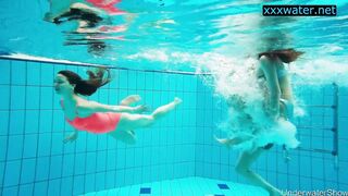 Sizzling gals unwrap in the pool