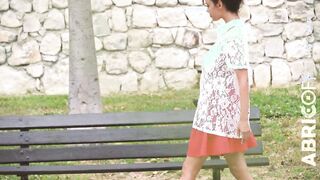 Un spycam la regarde ouvrir sonny chemisier without soutif sur un banc: Audalove83 Asiancat83