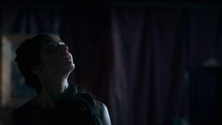 Amrita Acharia, Ludivine Sagnier sexy - The Serpent Queen (2022) s01e02