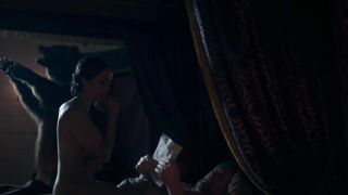 Amrita Acharia, Ludivine Sagnier sexy - The Serpent Queen (2022) s01e02