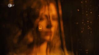 Katharina Schlothauer nude - In falschen Händen (2022)