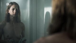 Katharina Schlothauer nude - In falschen Händen (2022)