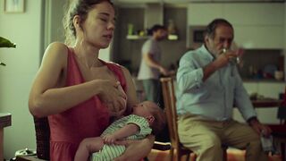 Laia Costa sexy - Cinco lobitos (2022)