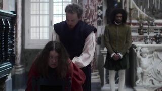 Ludivine Sagnier, Liv Hill sexy - The Serpent Queen (2022) s01e01