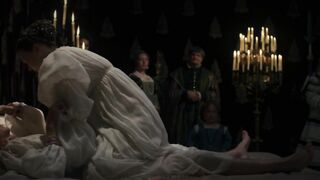 Ludivine Sagnier, Liv Hill sexy - The Serpent Queen (2022) s01e01