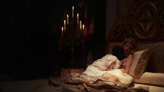 Ludivine Sagnier, Liv Hill sexy - The Serpent Queen (2022) s01e01