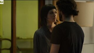 Sophie Pfennigstorf topless - Sopravvissuti  (2022) s01-e04 Nude TV Scene