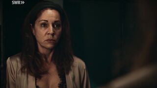 Ulrike C. Tscharre sex - Höllgrund (2022) s01e04 Dressing Scene