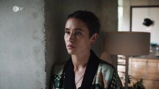 Anneke Kim Sarnau, Peri Baumeister naked - Neuland (2022) s01e05 and e06