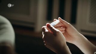 Franziska Hartmann, Lene Oderich sexy - Neuland (2022) s01-e02