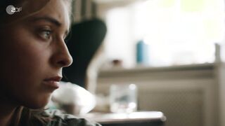 Franziska Hartmann, Lene Oderich sexy - Neuland (2022) s01-e02