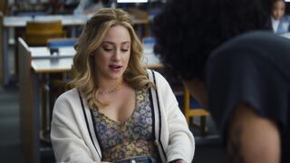 Lili Reinhart, Aisha Dee sexy - Look Both Ways (2022)