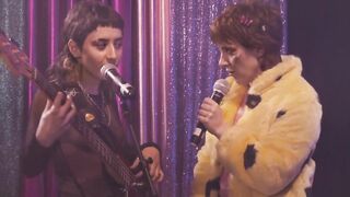 Rocío Saiz, Zaida Carmona, Aroa Elvira topless and hot - La amiga de mi amiga (2022) Lesbian Movie scene