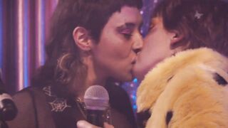 Rocío Saiz, Zaida Carmona, Aroa Elvira topless and hot - La amiga de mi amiga (2022) Lesbian Movie scene