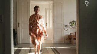 Anke Engelke, Petra Schmidt-Schaller nackte - Tödliche Geheimnisse - Das Versprechen (2020)