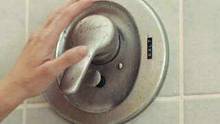 Emilia Schüle nackte- Die Vergesslichkeit der Eichhörnchen (2020) Eine Episode mit einer Schauspielerin unter der Dusche und am Pool im Bikini