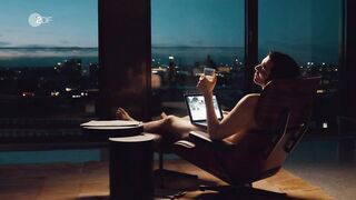 Laura Egger sexy - Laim und die Tote im Teppich (2020)