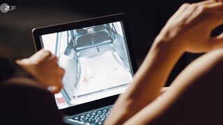 Laura Egger sexy - Laim und die Tote im Teppich (2020)