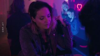 Maresi Riegner sexy - Das Mädchen aus dem Bergsee (2020)