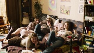 Nathalie Lucia Hahnen, Stella Holzapfel sexual - Vatersland (2020)