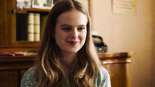 Nathalie Lucia Hahnen, Stella Holzapfel sexual - Vatersland (2020)