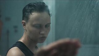 Paolina Neugebauer nackte - Fox in a Hole (2020)