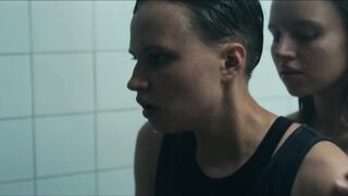 Paolina Neugebauer nackte - Fox in a Hole (2020)