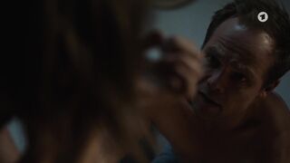 Dagny Dewath, Emily Cox sexy - Hartwig Seeler - Ein neues Leben (2021)