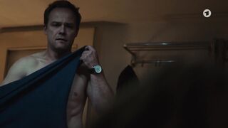 Dagny Dewath, Emily Cox sexy - Hartwig Seeler - Ein neues Leben (2021)